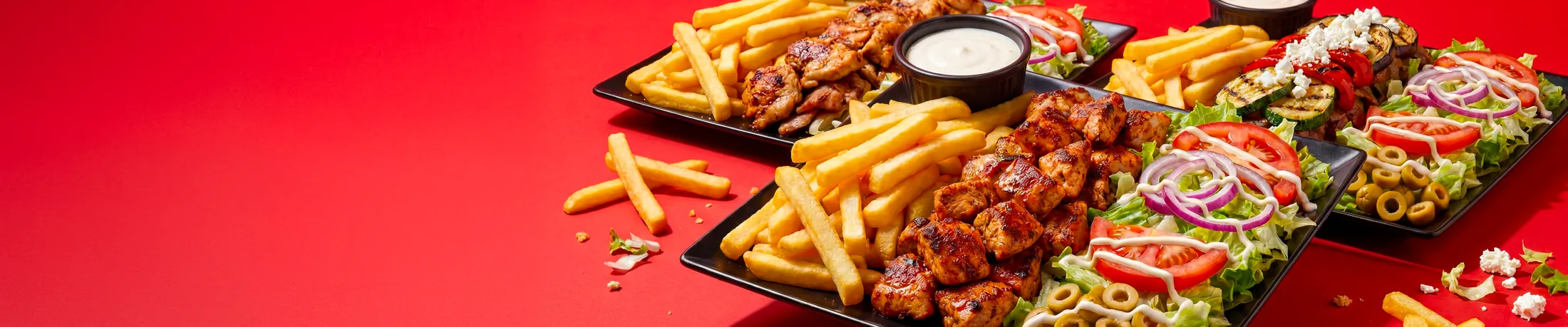 Une assiette servie avec des frites et de la salade