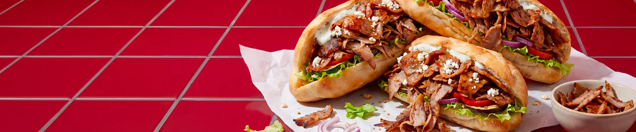 Un kebab ouvert, viande coupée à la broche et crudités