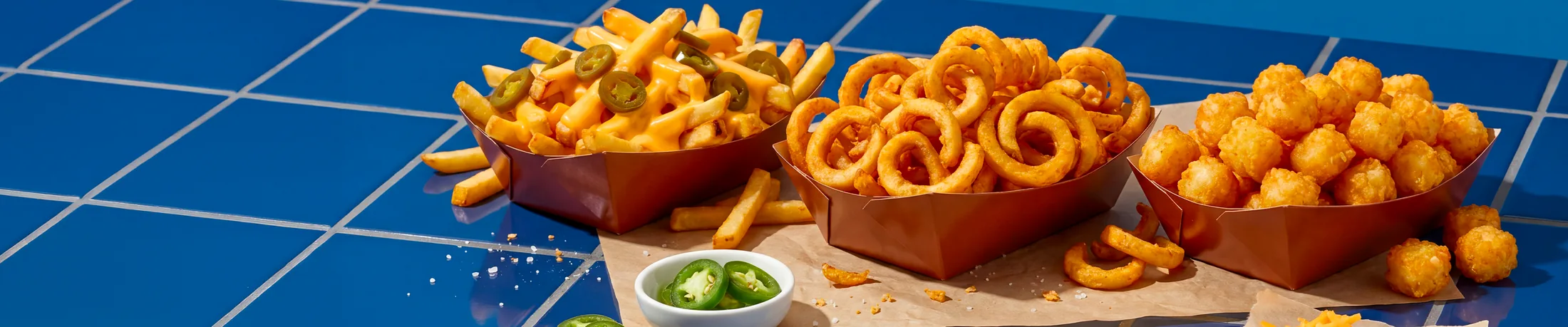 Un assortiment Tex-Mex : wings, tenders et sticks de mozzarella